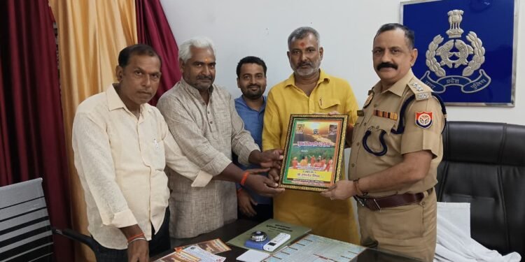 गुप्तकाशी सेवा ट्रस्ट ने पुलिस उपाधीक्षक को किया सम्मानित।