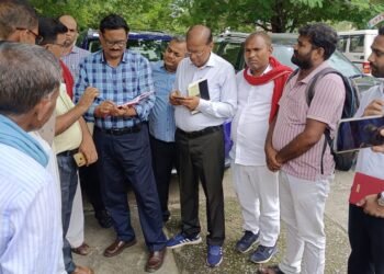 खाद और लैंपस की जटिल समस्या को लेकर भाकपा नेता कामरेड आर के शर्मा के नेतृत्व में किसानों ने कलेक्ट्रेट परिसर में ए.आर. – कोआपरेटिव को घेरा।