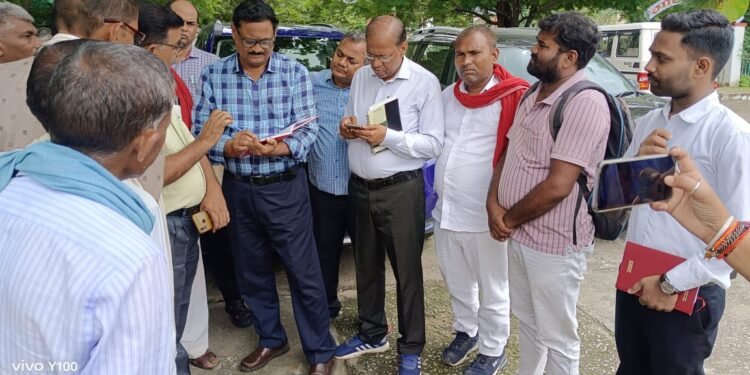 खाद और लैंपस की जटिल समस्या को लेकर भाकपा नेता कामरेड आर के शर्मा के नेतृत्व में किसानों ने कलेक्ट्रेट परिसर में ए.आर. – कोआपरेटिव को घेरा।