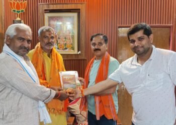 गुप्तकाशी सेवा ट्रस्ट के संस्थापक अध्यक्ष रवि प्रकाश चौबे को किया गया सम्मानित।