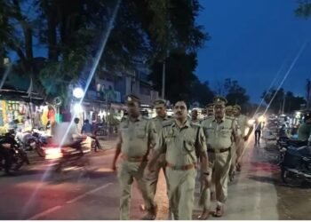 कानून ब्यवस्था को बनाए रखने के लिए क्षेत्राधिकारी ने किया पैदल गस्त।