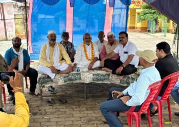 जिला प्रशासन के आश्वासन पर ज्ञानेश्वर श्रीवास्तव ने खत्म किया भूख हड़ताल।