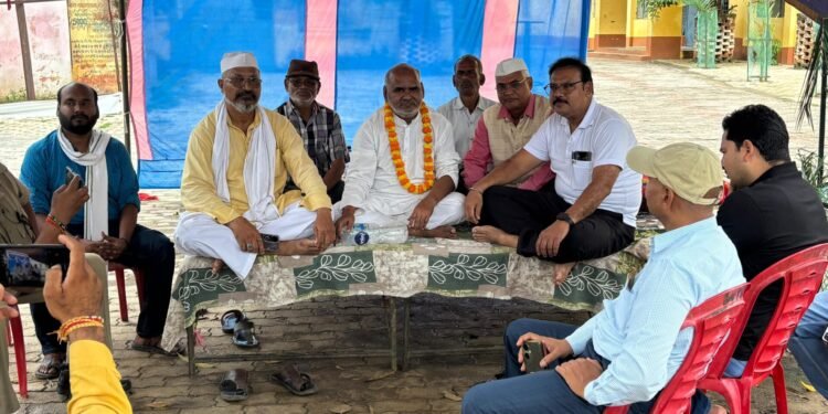 जिला प्रशासन के आश्वासन पर ज्ञानेश्वर श्रीवास्तव ने खत्म किया भूख हड़ताल।