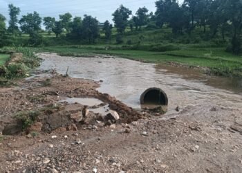 बारिश में तबाही, कहीं पुल धराशाई तो कहीं रपटा दरका आवागमन प्रभावित।