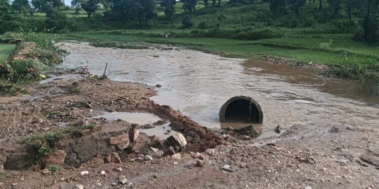 बारिश में तबाही, कहीं पुल धराशाई तो कहीं रपटा दरका आवागमन प्रभावित।