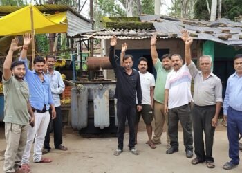 विद्युत आपूर्ति बहाल कराने के लिए उपभोगता उतरे सडक पर किया प्रदर्शन।