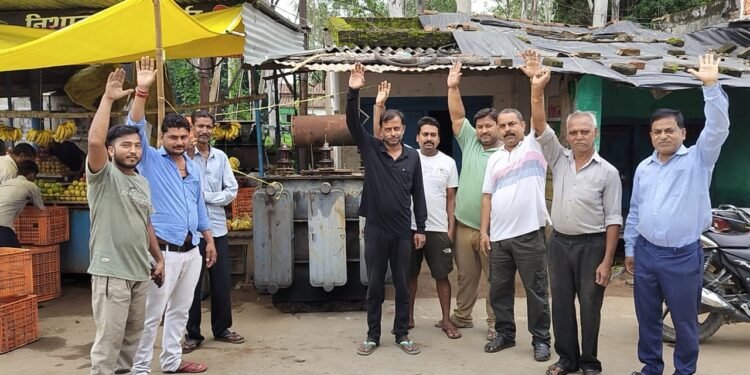 विद्युत आपूर्ति बहाल कराने के लिए उपभोगता उतरे सडक पर किया प्रदर्शन।