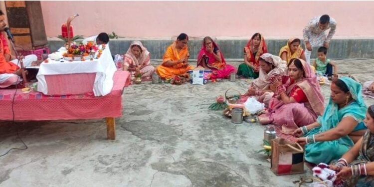 हरितालिका तीज पर निर्जला व्रत रख सुहागिन महिलाओं ने की पति के दीर्घायु व सुख समृद्धि की‌ कामना।