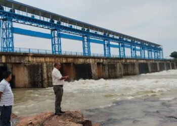 घोरावल में बेलन नदी का जलस्तर बढ़ा, वेयर साइट के तीनों गेट खोले गए।