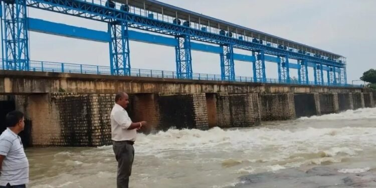 घोरावल में बेलन नदी का जलस्तर बढ़ा, वेयर साइट के तीनों गेट खोले गए।