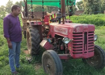 हौसला बुलंद चोरो ने घर के पास खड़ी ट्रेक्टर से उड़ाई बैटरी।