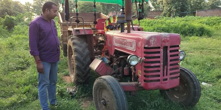 हौसला बुलंद चोरो ने घर के पास खड़ी ट्रेक्टर से उड़ाई बैटरी।