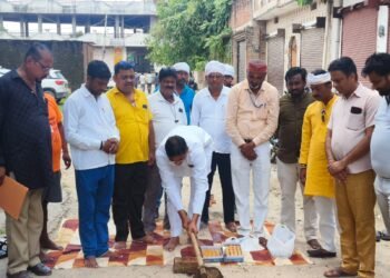 नगर पंचायत अध्यक्ष ने किया सीसी रोड का शिलान्यास।
