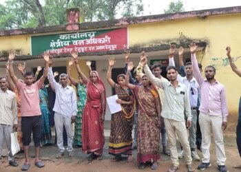 जंगल की जमीन पर दबँगो ने किया कब्जा ग्रामीणों के आने जाने पर लगया रोक।