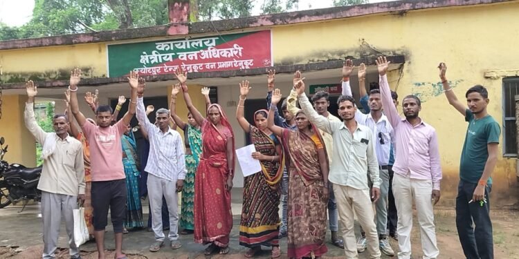 जंगल की जमीन पर दबँगो ने किया कब्जा ग्रामीणों के आने जाने पर लगया रोक।