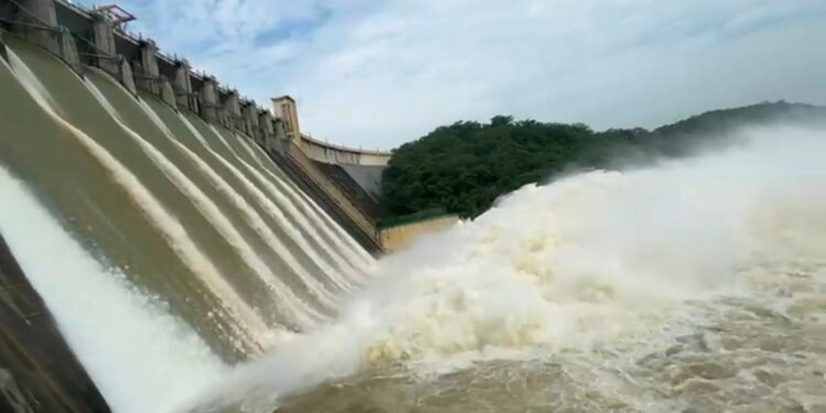 जलस्तर बढ़ने पर रिहंद बांध के सात फाटक खोले गए,300 मेगावाट बिजली उत्पादन जारी, 83 हजार क्यूसेक पानी की निकासी।
