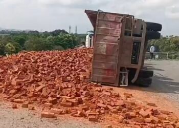 ईंट लदा ट्रक अनियंत्रित होकर मारकुंडी घाटी में पलटा।