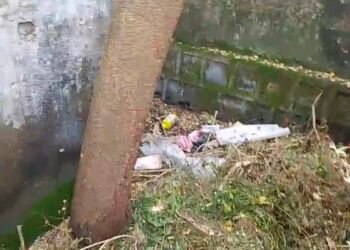 विद्यालय के मिड डे मील में कीड़े युक्त आटा, चावल देख ग्रामीणों में आक्रोश।