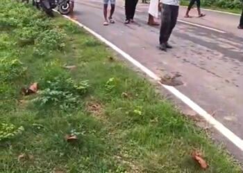 सोनभद्र। बाइक पर सवार तीन लोग, नाले के तेज बहाव में बहे।