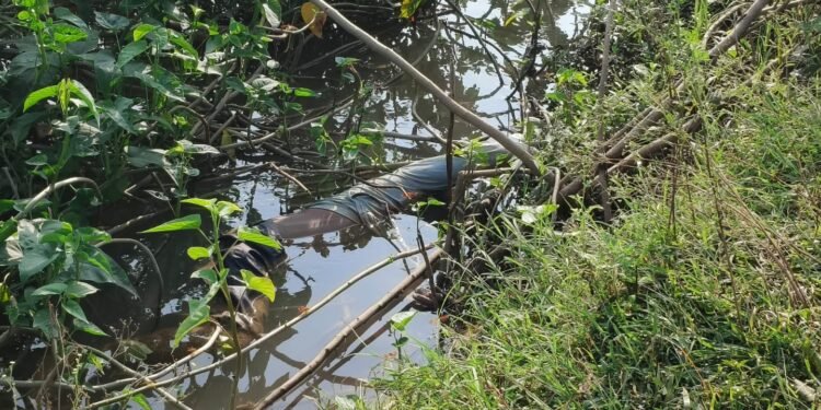 संदिग्ध परिस्थितियों में युवक का नाले में मिला शव ,हत्या की आशंका।