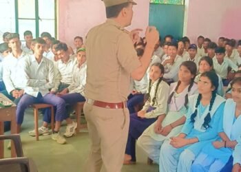 थानाध्याक्ष ने बच्चों को पढ़ाया यातायात नियमों का पाठ।