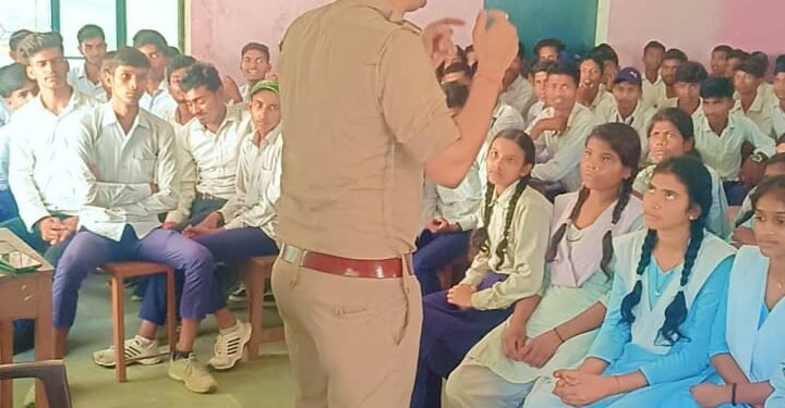 थानाध्याक्ष ने बच्चों को पढ़ाया यातायात नियमों का पाठ।