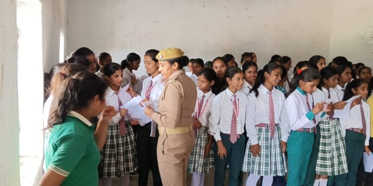 साइबर क्राइम के जरिये ठगी से बचने के लिए विद्यालयों में पुलिस द्वारा चलाया गया जागरूकता अभियान ।।