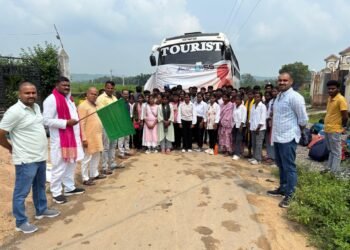 युवाओं को रोजगार दिलाने की अनोखी पहल, दुद्धी से 61 प्रशिक्षित युवा बेंगलुरु रवाना।