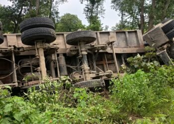 राखड़ लोड हाइवा पलटा बाल बाल बचे चालक और खलासी ।।