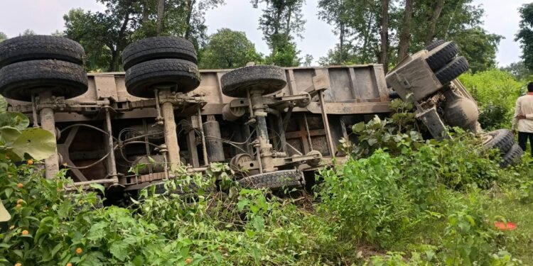 राखड़ लोड हाइवा पलटा बाल बाल बचे चालक और खलासी ।।