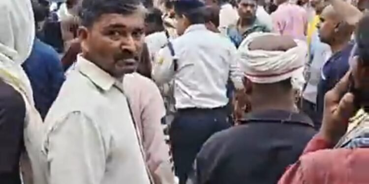 खड़ी ट्रक में ट्रक ने पीछे से मारी टक्टर, एक महिला सहित 3 घायल।