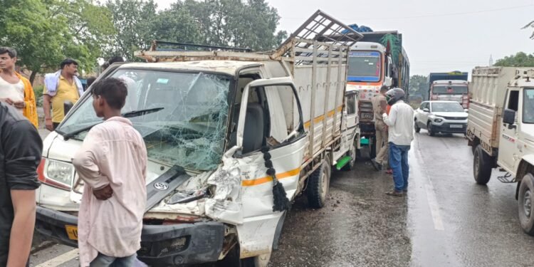 रफ्तार की वजह से चार गाड़िया आपस में टकराई।