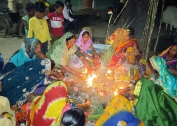 जीवित्पुत्रिका व्रत पर आस्था का सागर उमड़ा, महिलाओं ने रखा निर्जला उपवास।