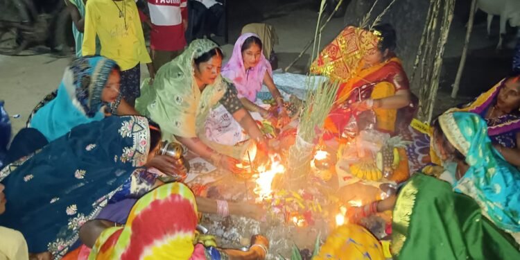 जीवित्पुत्रिका व्रत पर आस्था का सागर उमड़ा, महिलाओं ने रखा निर्जला उपवास।