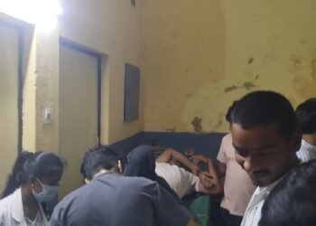 दिघुल गांव में सड़क दुर्घटना में सहायक अध्यापक सुभाष गुप्ता हुए घायल, दो सांड लड़ते हुए बाइक से जा टकराये, इलाज जारी।