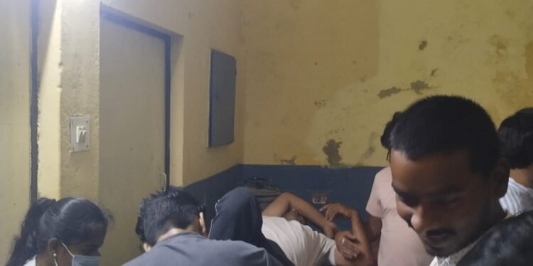 दिघुल गांव में सड़क दुर्घटना में सहायक अध्यापक सुभाष गुप्ता हुए घायल, दो सांड लड़ते हुए बाइक से जा टकराये, इलाज जारी।