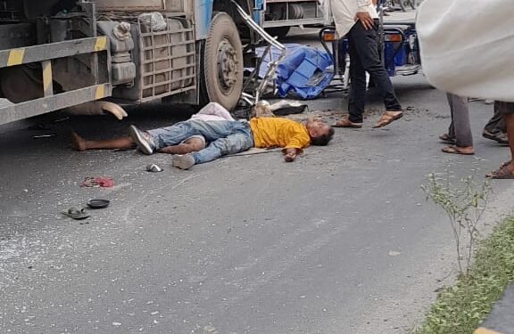 विपरीत दिशा से आ रही ई – रिक्शा को ट्रक ने मारी टक्कर।