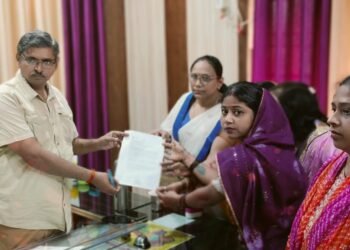 दी सोनभद्र टैक्स बार ने एडिशनल कमिश्नर को दिया ज्ञापन।