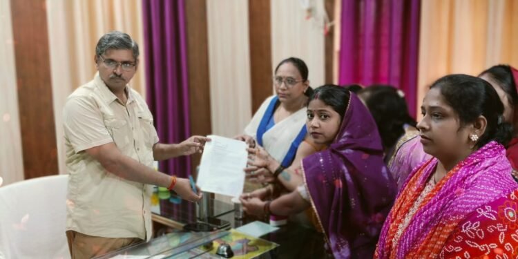 दी सोनभद्र टैक्स बार ने एडिशनल कमिश्नर को दिया ज्ञापन।