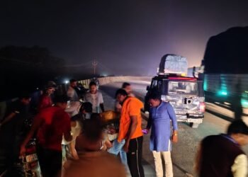 डाला बाड़ी स्थित फ्लाईओवर पर बीती रात सड़क हादसे में बाइक सवार दो व्यक्तियों में एक व्यक्ति घायल हो गया दूसरे की मौके पर ही मौत हो गई ।