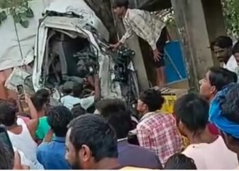सड़क हादसे में टेलर चालक की दर्दनाक मौत: फंसे शव को जेसीबी से निकाला।