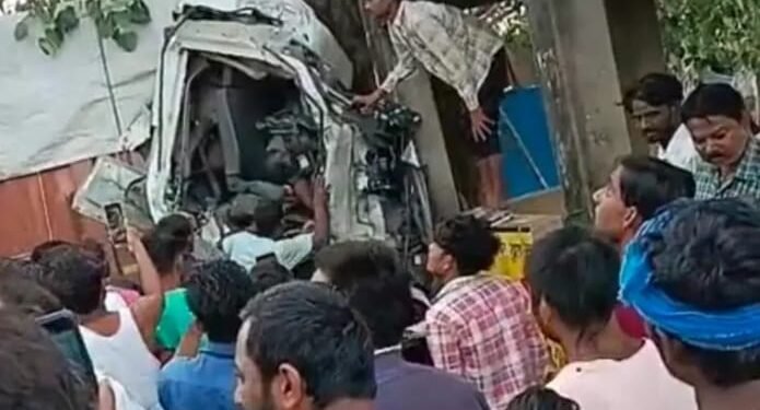 सड़क हादसे में टेलर चालक की दर्दनाक मौत: फंसे शव को जेसीबी से निकाला।