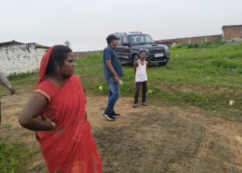 आकाशीय बिजली स्कूल पर गिरने से कई बच्चे झुलसे।