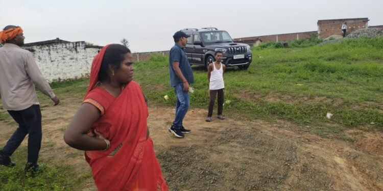 आकाशीय बिजली स्कूल पर गिरने से कई बच्चे झुलसे।