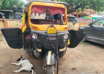 टेंपो और बाइक की भिड़ंत, तीन लोग घायल।।