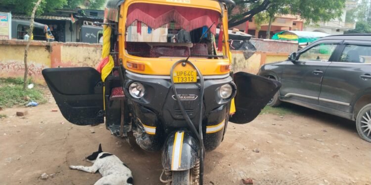 टेंपो और बाइक की भिड़ंत, तीन लोग घायल।।