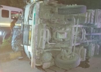 तेज रफ्तार ट्रेलर अनियंत्रित होकर पलटी।