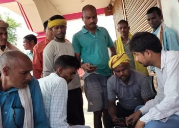 लीलासी गाँव मे किसानों को 270 रूपये प्रति बोरी वितरण किया जा रहा यूरिया खाद।।