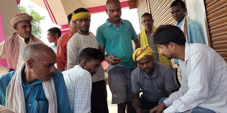 लीलासी गाँव मे किसानों को 270 रूपये प्रति बोरी वितरण किया जा रहा यूरिया खाद।।