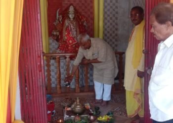 कलश स्थापना के साथ नौ दिनों का अनुष्ठान शुरू मंदिरों में उमड़ी भीड़।